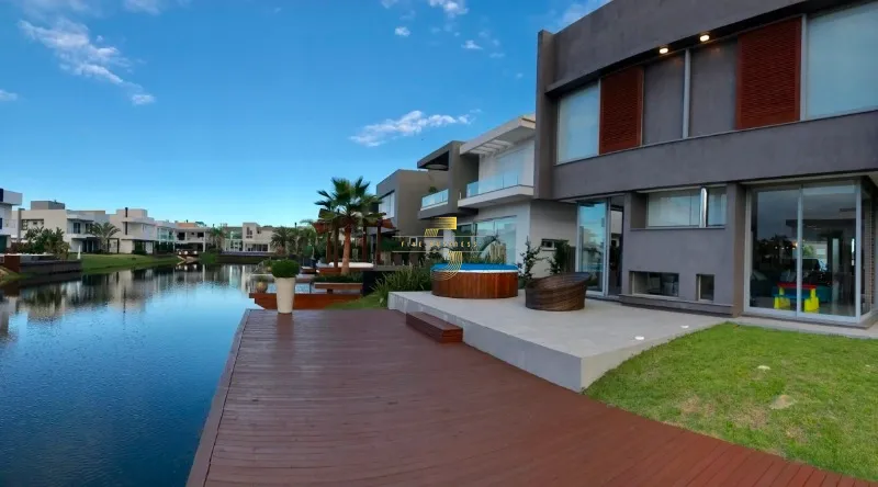 Malibu - Sobrado Beira Lago com belo deck
