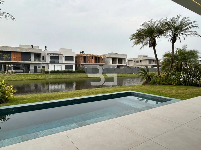 SOBRADO DE LUXO A BEIRA LAGO COM PISCINA EM CONDOMÍNIO FECHADO: 14ª foto da galeria de imagens do imóvel