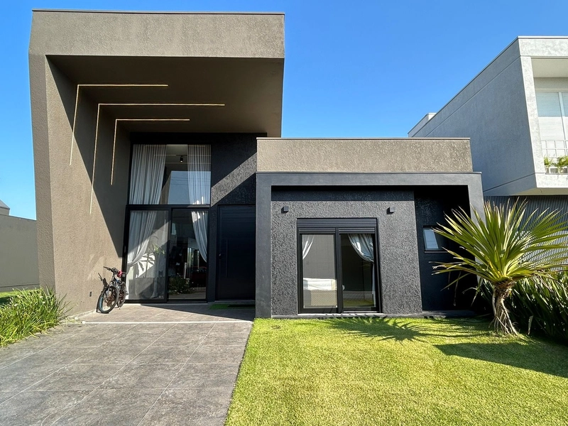 CASA FINAMENTE MOBILIADA E DECORADA EM CONDOMÍNIO FECHADO: 3ª foto da galeria de imagens do imóvel