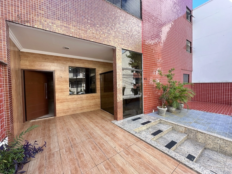 Apartamento Térreo, com 5 Quartos 2 vagas à Venda no centro da Cidade: 1ª foto da galeria de imagens do imóvel