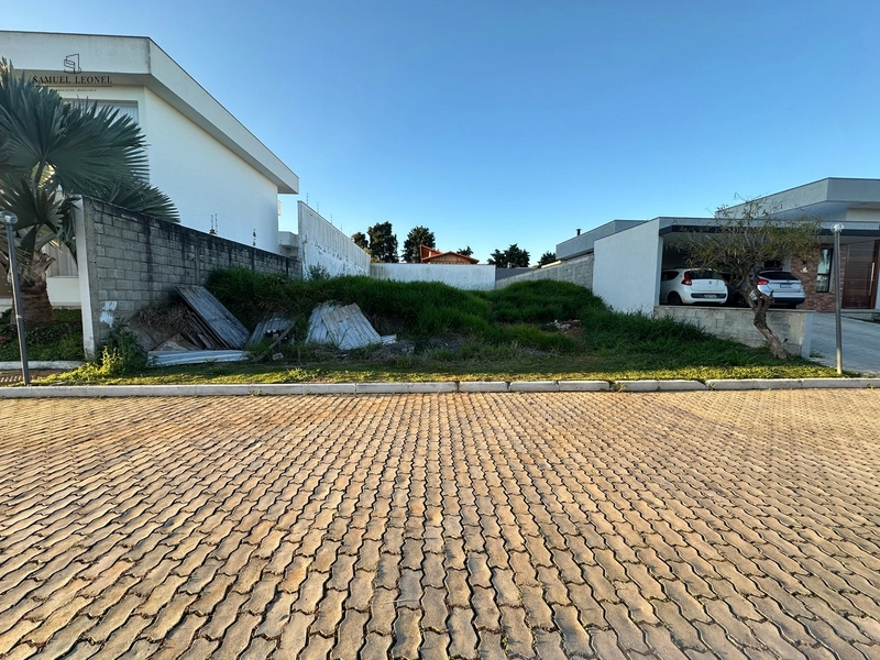 Lote plano a venda em condomínio fechado com 460m2: 3ª foto da galeria de imagens do imóvel