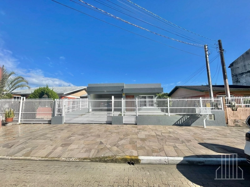 Casa mobiliada com suíte no centro de Capão da Canoa: 2ª foto da galeria de imagens do imóvel