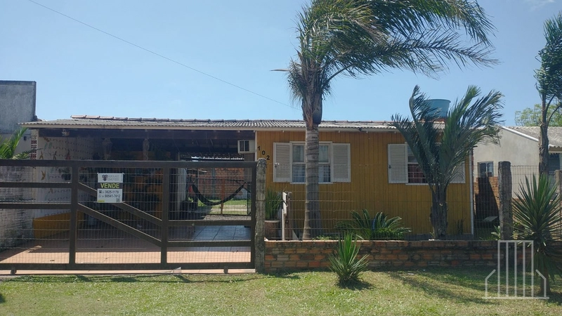Casa com 2 Dormitórios em Terreno Amplo – Zona Norte de Capão da Canoa: 2ª foto da galeria de imagens do imóvel