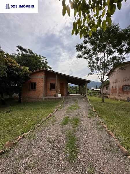 ENCANTADORA CASA À BEIRA DO RIO TRÊS FORQUILHAS: 2ª foto da galeria de imagens do imóvel