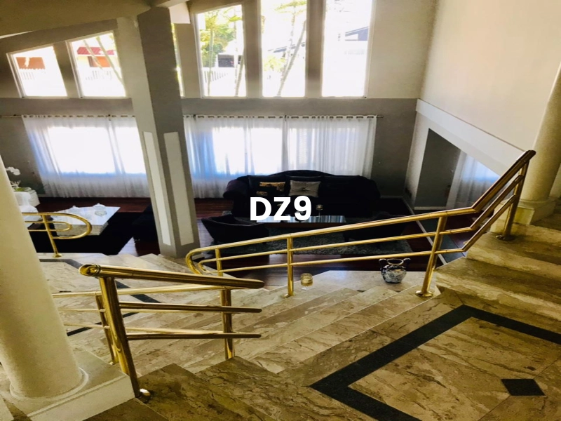 CASA DE LUXO ÚNICA DE ESQUINA: 2ª foto da galeria de imagens do imóvel