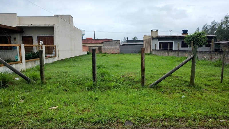 EXCELENTE TERRENO ATERRADO EM XANGRI-LÁ, AO LADO DA PRAIA ARPOADOR!: 1ª foto da galeria de imagens do imóvel