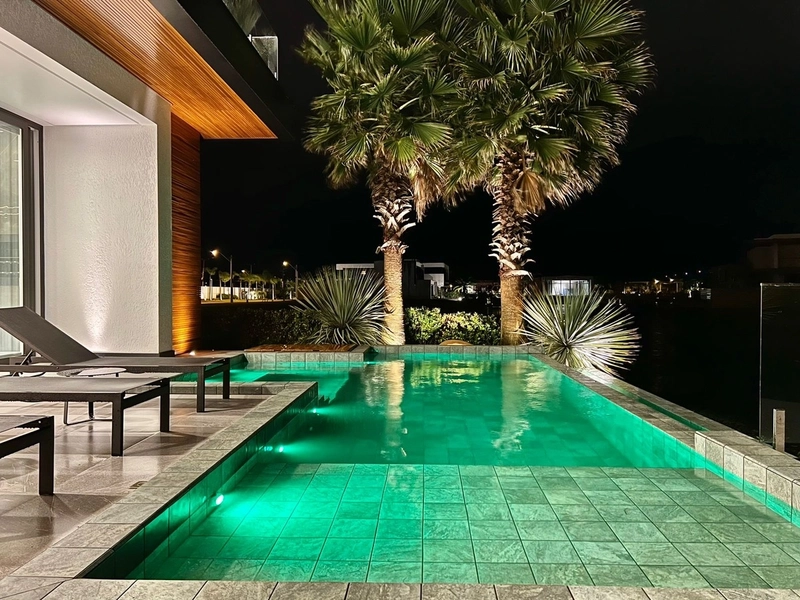 MANSÃO À BEIRA LAGO: 27ª foto da galeria de imagens do imóvel