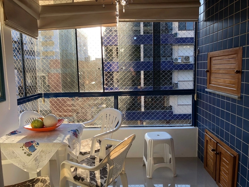 Apartamento de 2 dormitórios, 1 suíte, sacada de frente, box, Capão.