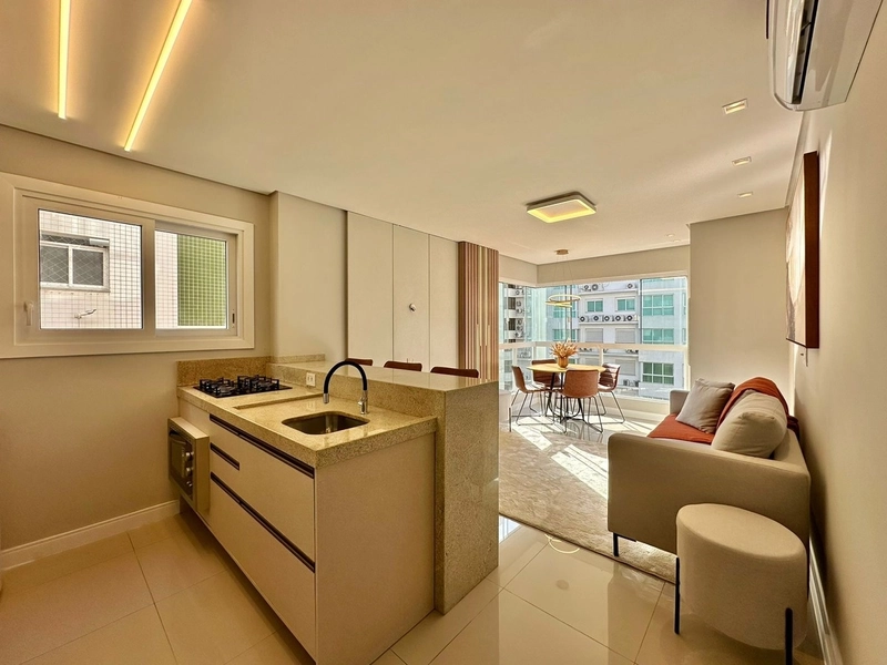 BELÍSSIMO APARTAMENTO FINAMENTE MOBILIADO E DECORADO: 2ª foto da galeria de imagens do imóvel