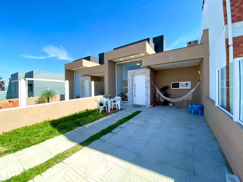 CASA À DUAS QUADRAS DO MAR