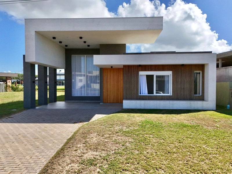 CASA À VENDA A BEIRA LAGO EM CONDOMÍNIO FECHADO