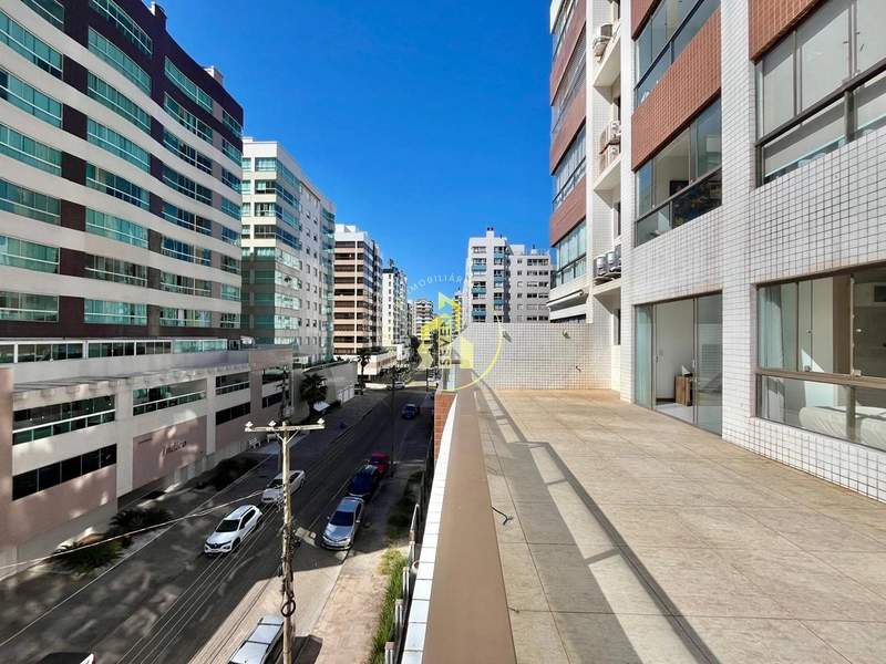 AMPLO APARTAMENTO COM TERRAÇO JUNTO AO MAR NO NAVEGANTES