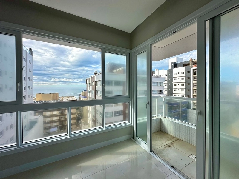 Infraestrutura completa e com sacada aberta!