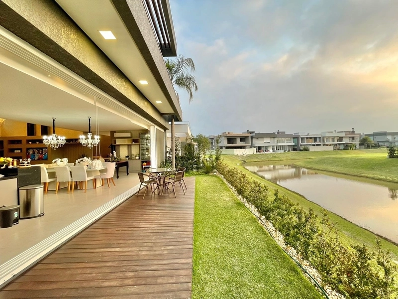 BELÍSSIMO SOBRADO BEIRA LAGO