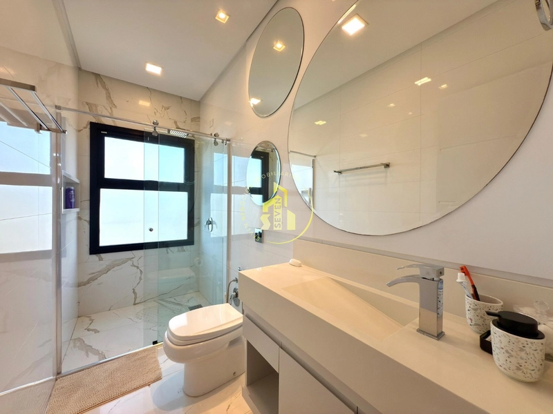 Sobrado de Alto Padrão à Beira do Lago no Condomínio Enseada–Xangri-lá: 29ª foto da galeria de imagens do imóvel