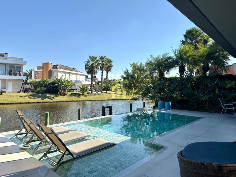 Sobrado de Alto Padrão à Beira do Lago no Condomínio Enseada–Xangri-lá: 18ª foto da galeria de imagens do imóvel