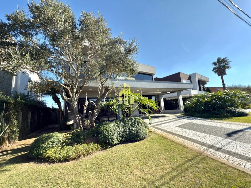 Sobrado de Alto Padrão à Beira do Lago no Condomínio Enseada–Xangri-lá