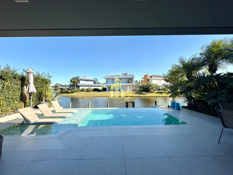 Sobrado de Alto Padrão à Beira do Lago no Condomínio Enseada–Xangri-lá: 17ª foto da galeria de imagens do imóvel