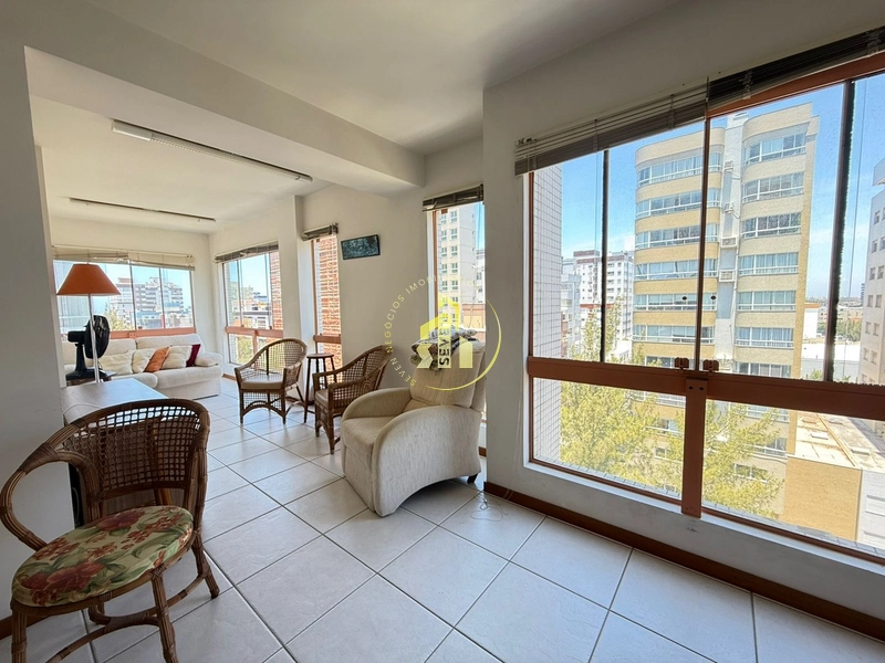 Apartamento de 3 dormitórios, prédio de esquina na avenida, Capão: 1ª foto da galeria de imagens do imóvel