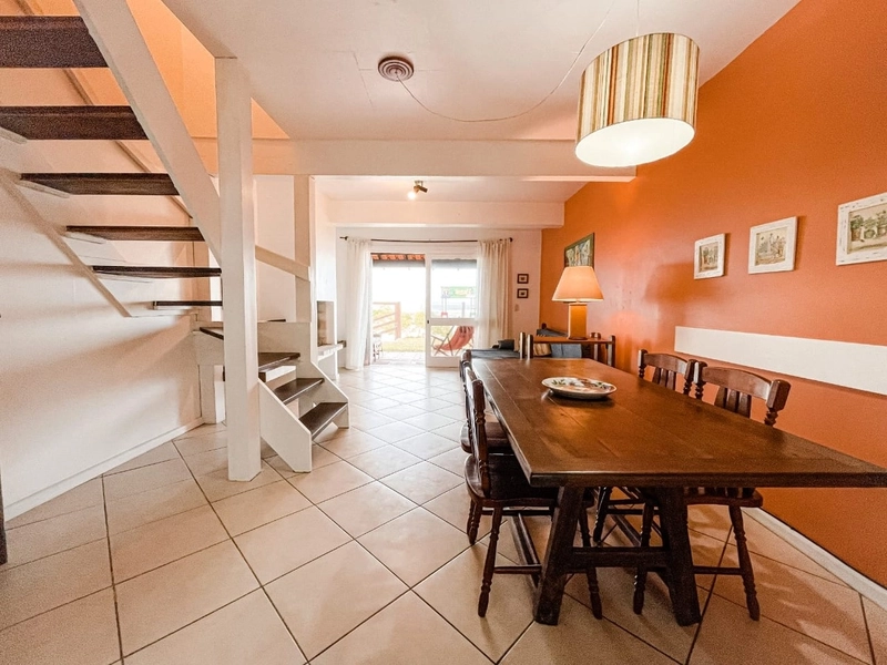 Belíssimo duplex na Beira Mar de  Xangri-lá, composto por 2 dormitório: 4ª foto da galeria de imagens do imóvel