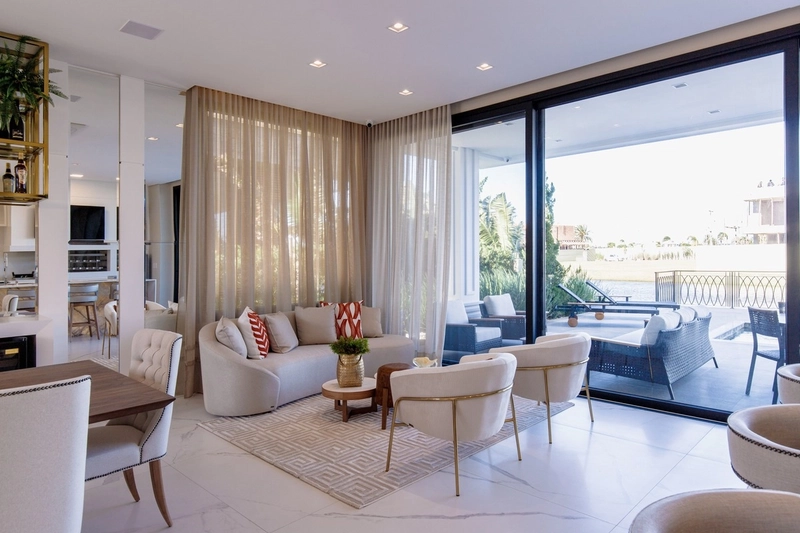 BELISSIMA MANSÃO NEOCLÁSSICA BEIRA LAGO NO CONDOMINIO SENSE: 21ª foto da galeria de imagens do imóvel