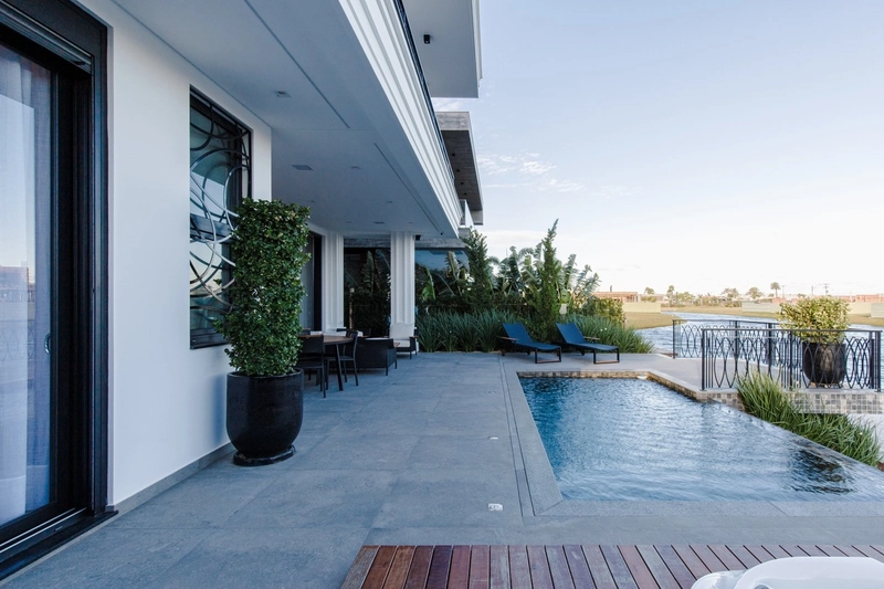 BELISSIMA MANSÃO NEOCLÁSSICA BEIRA LAGO NO CONDOMINIO SENSE: 4ª foto da galeria de imagens do imóvel