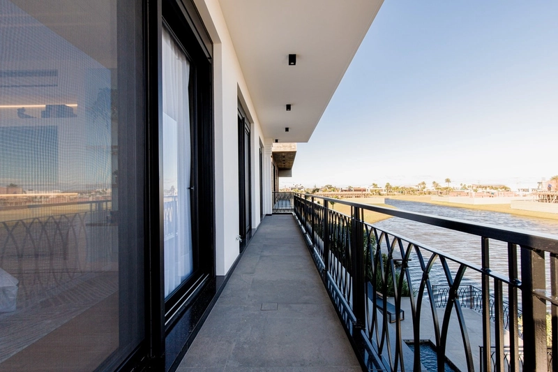 BELISSIMA MANSÃO NEOCLÁSSICA BEIRA LAGO NO CONDOMINIO SENSE: 8ª foto da galeria de imagens do imóvel