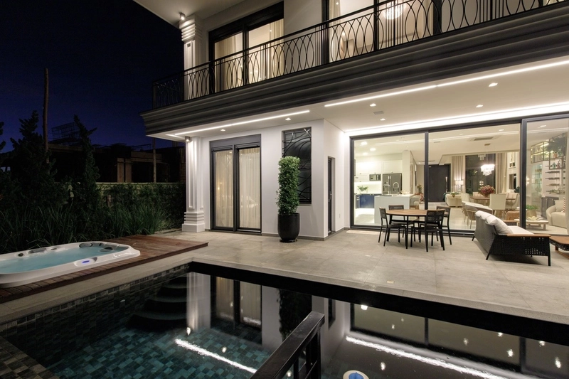 BELISSIMA MANSÃO NEOCLÁSSICA BEIRA LAGO NO CONDOMINIO SENSE: 2ª foto da galeria de imagens do imóvel