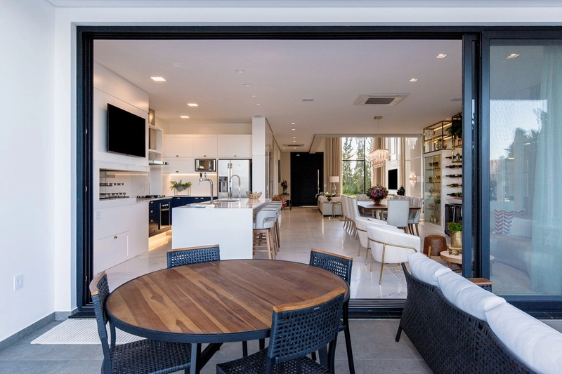 BELISSIMA MANSÃO NEOCLÁSSICA BEIRA LAGO NO CONDOMINIO SENSE: 20ª foto da galeria de imagens do imóvel