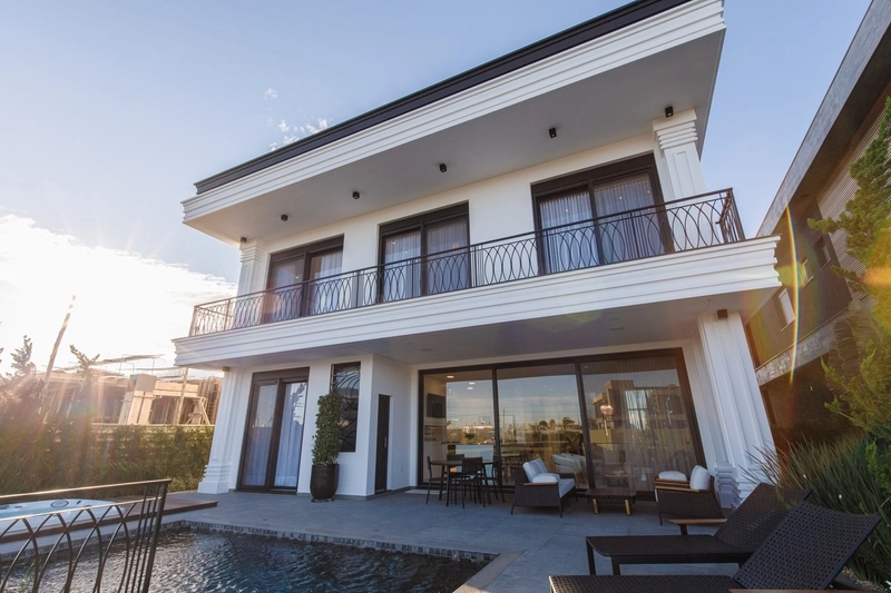 BELISSIMA MANSÃO NEOCLÁSSICA BEIRA LAGO NO CONDOMINIO SENSE: 3ª foto da galeria de imagens do imóvel