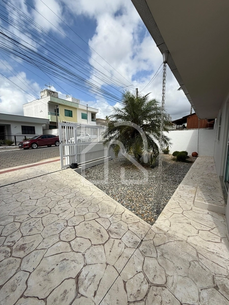 CASA MARAVILHOSA EM CAMBORIU SOZINHA NO TERRENO: 1ª foto da galeria de imagens do imóvel