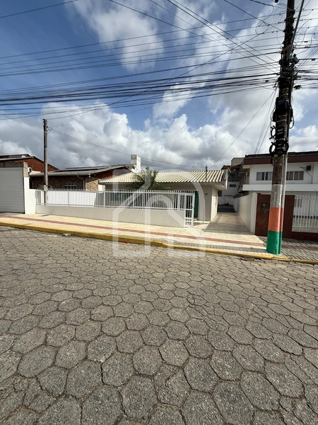 CASA MARAVILHOSA EM CAMBORIU SOZINHA NO TERRENO: 3ª foto da galeria de imagens do imóvel