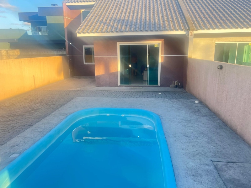 Casa à venda com piscina a poucos metros da praia!: 2ª foto da galeria de imagens do imóvel