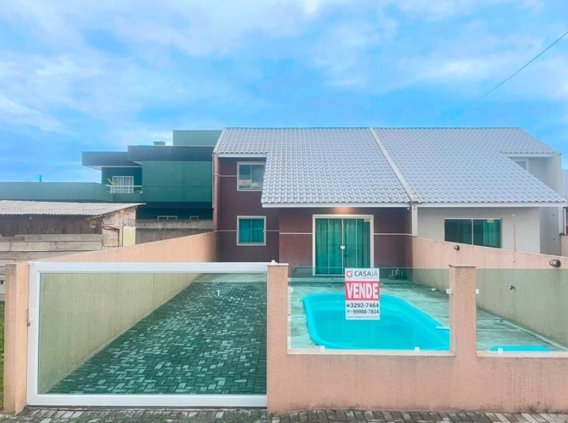 Casa à venda com piscina a poucos metros da praia!: 1ª foto da galeria de imagens do imóvel