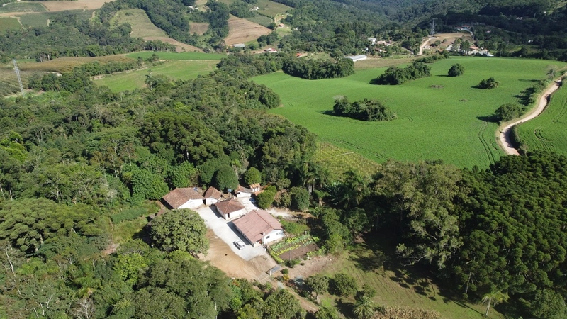 Chácara com 129.000m², água mineral e natureza em Bateias!: 1ª foto da galeria de imagens do imóvel
