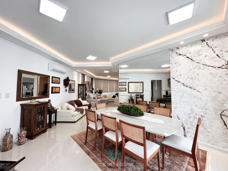 Apartamento com 3 suítes 2 vagas - Quadra mar, mobiliado e decorado.: 4ª foto da galeria de imagens do imóvel