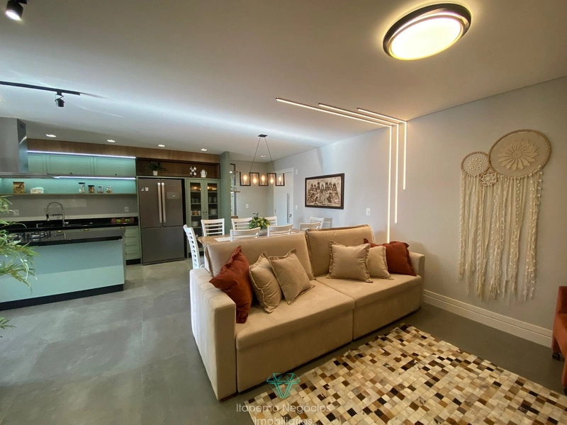 Apartamento frente avenida em Meia Praia, Itapema - SC: 1ª foto da galeria de imagens do imóvel