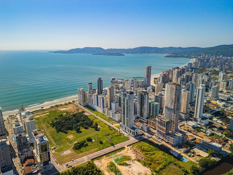 4 Dormitórios Sendo 4 Suítes (1 Suíte Master) , Meia Praia - Itapema: 3ª foto da galeria de imagens do imóvel