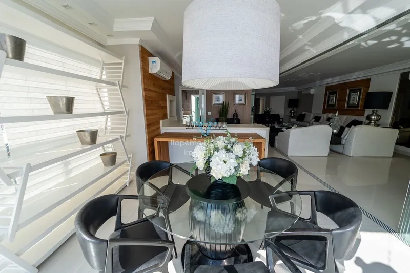 4 dormitórios, 6 banheiros, 4 suítes, 3 vagas de garagem: 8ª foto da galeria de imagens do imóvel