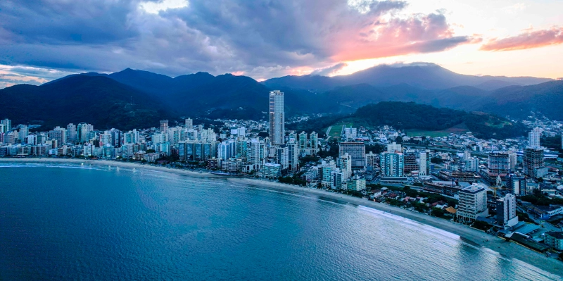 Com 4 suítes amplas proporcionando privacidade e espaço para viver.: 8ª foto da galeria de imagens do imóvel