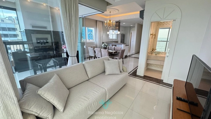 Apartamento mobiliado e decorado, muito luxuoso e frente mar.: 1ª foto da galeria de imagens do imóvel