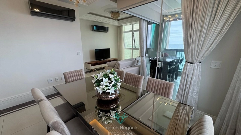 Apartamento mobiliado e decorado, muito luxuoso e frente mar.: 3ª foto da galeria de imagens do imóvel