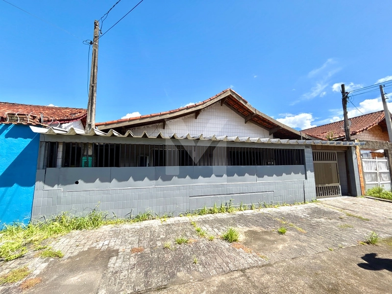 Há 4 quadras da praia, quintal e muito mais, olha essa Casa Isolada !