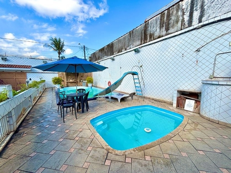 Piscina, quintal e 5 vagas de garagem, Casa com 2 dormitórios !