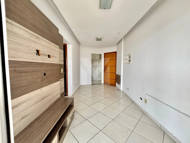 Andar alto e vista livre, esse apartamento há 300m da praia é pra você