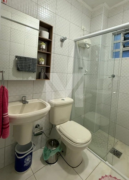BOQUEIRÃO FRENTE MAR — 1 DORMITÓRIO MOBILIADO POR R$ 275 MIL: 3ª foto da galeria de imagens do imóvel