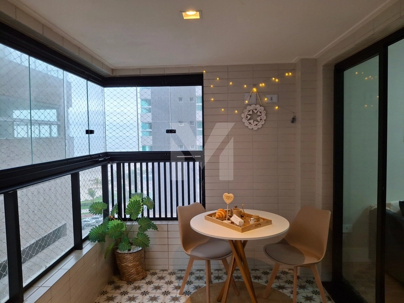 Lindo apartamento decorado de um dormitório por R$ 480 mil e vista mar: 2ª foto da galeria de imagens do imóvel