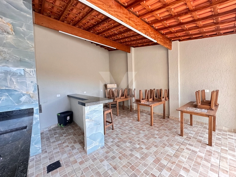 Sobrado em condomínio com lazer, piscina e churrasqueira.