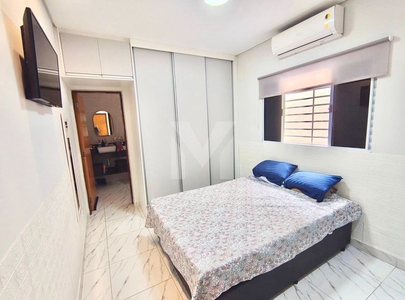 Casa com 4 Dorm.(2 suítes), piscina e 4 vagas - apenas 50m da Praia: 11ª foto da galeria de imagens do imóvel