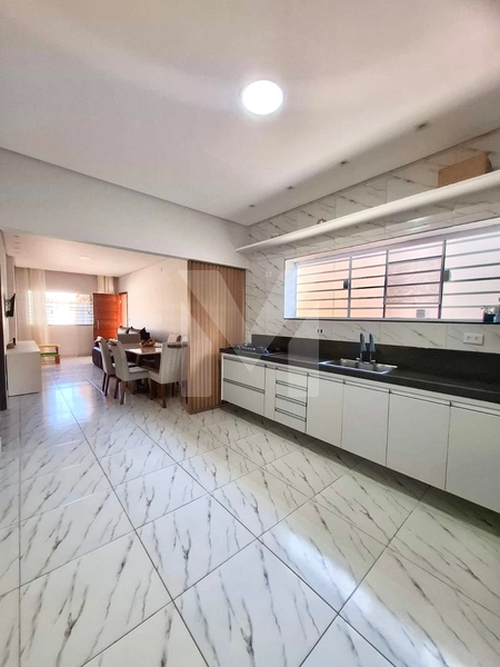 Casa com 4 Dorm.(2 suítes), piscina e 4 vagas - apenas 50m da Praia: 5ª foto da galeria de imagens do imóvel